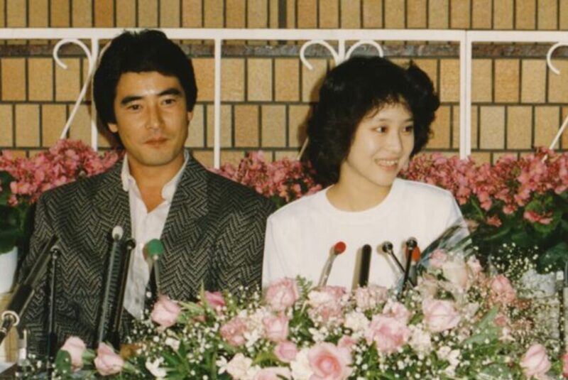 結婚報告をする神田正輝と松田聖子